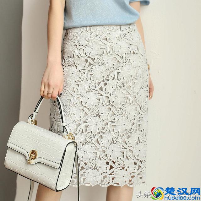 红色毛衣的3个搭配示范，不管搭裙子还是裤子都好看！