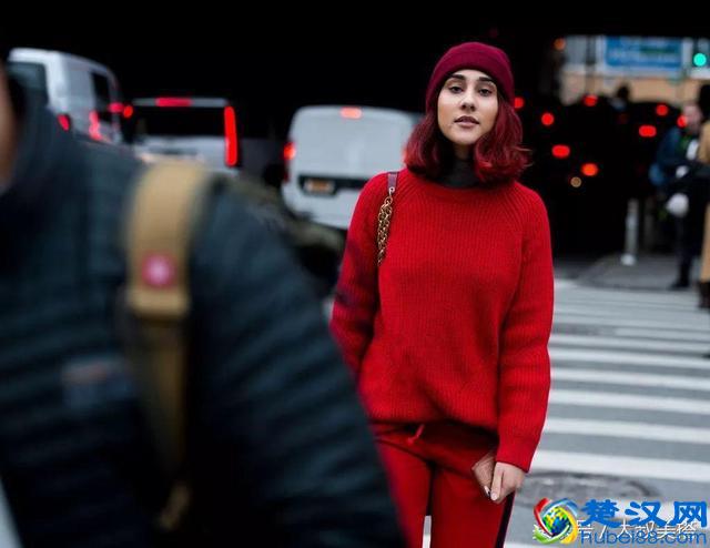 红色毛衣的3个搭配示范，不管搭裙子还是裤子都好看！