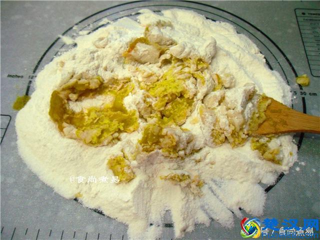 一步步教你做好吃的南瓜饼，记住其中的窍门，粗粮饼绝活全都会！