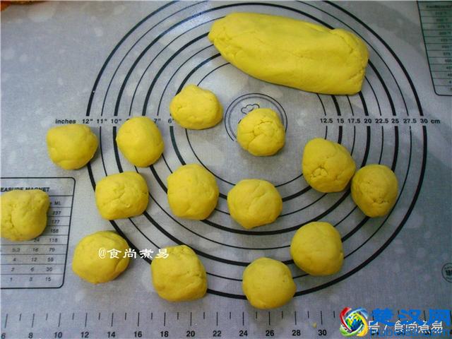 一步步教你做好吃的南瓜饼，记住其中的窍门，粗粮饼绝活全都会！