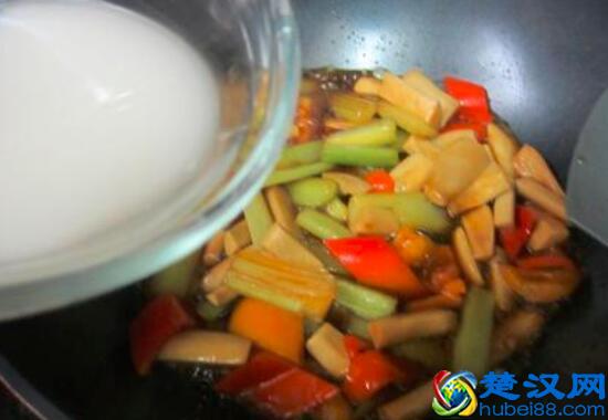 烧菜时怎么勾芡？要想烹饪做得好，勾芡技巧要掌握