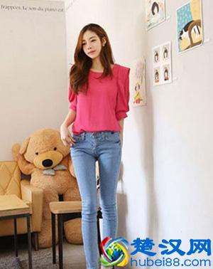 玫红色搭配什么颜色 玫红色搭蓝色好看？