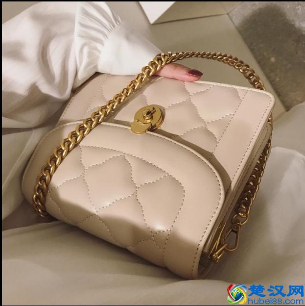 什么包包最百搭，今年最火的小香风包必须有名，每一款都美极了