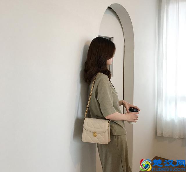 什么包包最百搭，今年最火的小香风包必须有名，每一款都美极了