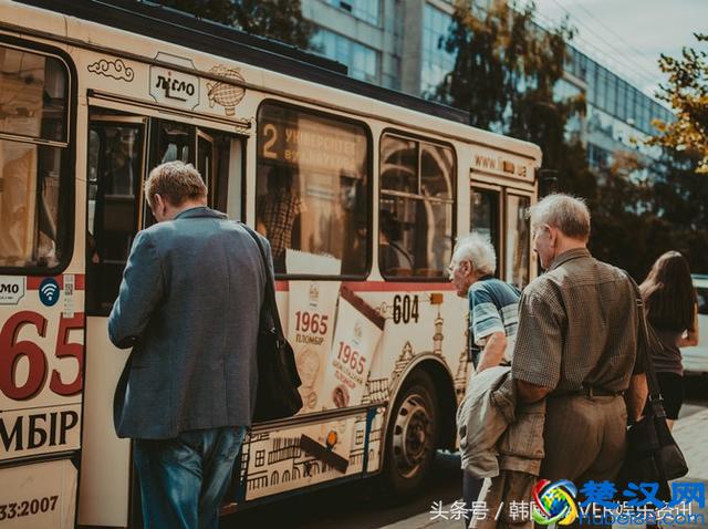 “如果能够回到过去，把一切重新来过，你愿意吗？”