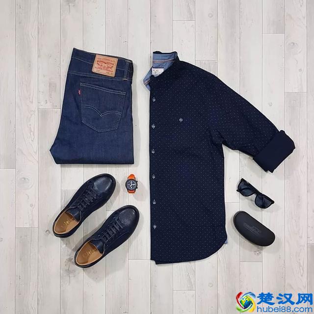 吸引人，不是靠样子，而是衬衫+牛仔裤