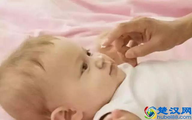 宝宝会长“青春痘”？痤疮和湿疹不要傻傻的分不清，一招教你