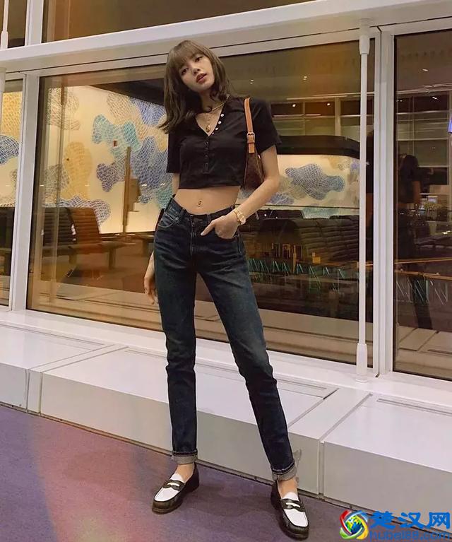 短上衣才是最清凉的单品！搭配高腰裤，特显高