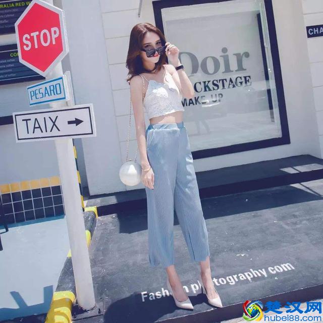 短上衣才是最清凉的单品！搭配高腰裤，特显高