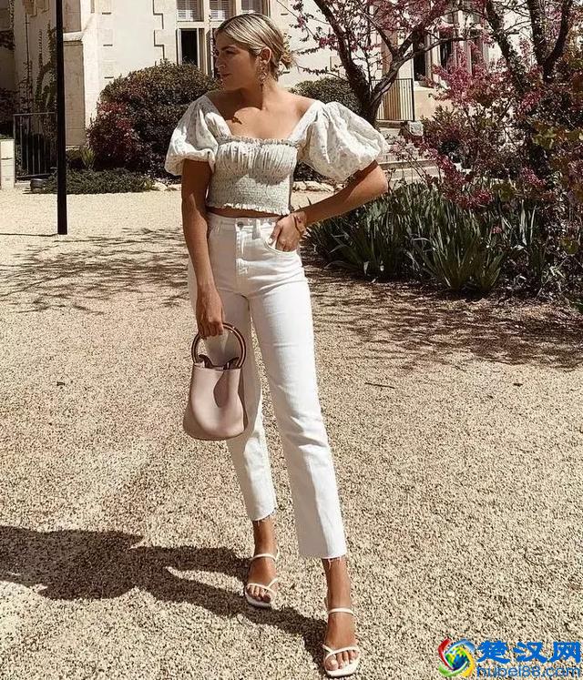 短上衣才是最清凉的单品！搭配高腰裤，特显高