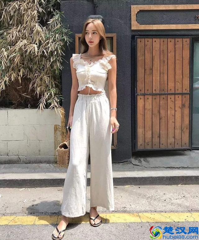短上衣才是最清凉的单品！搭配高腰裤，特显高