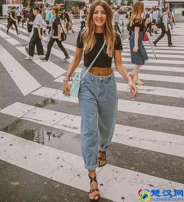 短上衣才是最清凉的单品！搭配高腰裤，特显高