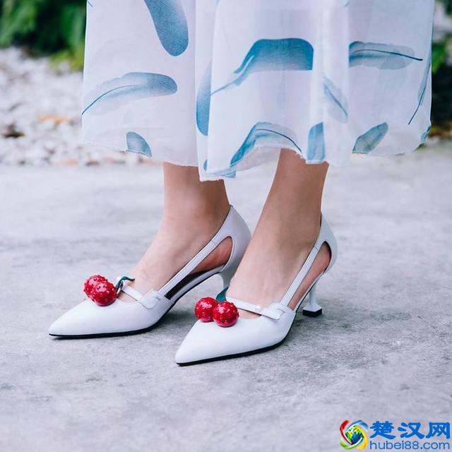 真正高级的女人，夏天会少穿小白鞋，多穿这些高跟鞋，气质百搭