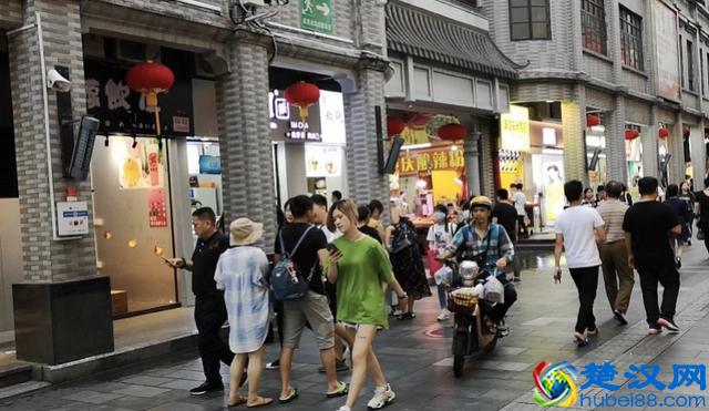 深圳一奶茶店入场费8万，租商铺喝茶费高昂，商户感慨三代养一铺