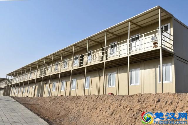 营房可移动！首批新型箱式组合板房在空军某机场投入使用