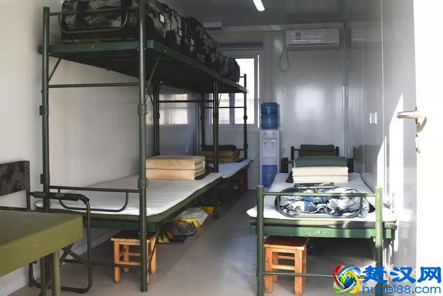 营房可移动！首批新型箱式组合板房在空军某机场投入使用