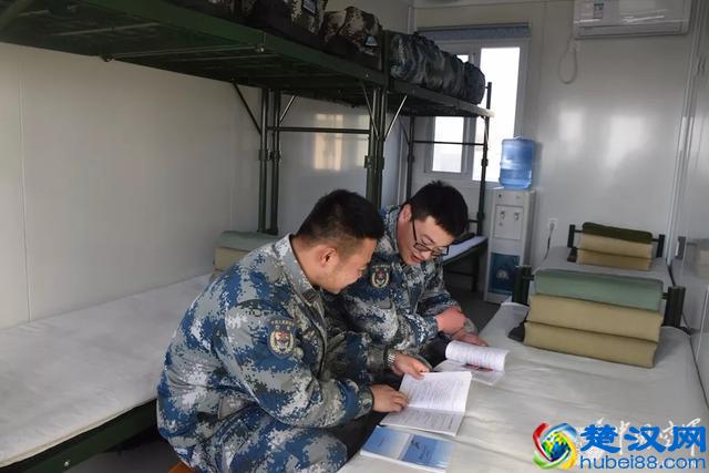 营房可移动！首批新型箱式组合板房在空军某机场投入使用