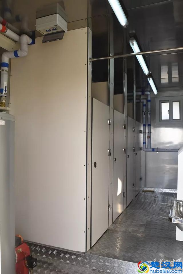 营房可移动！首批新型箱式组合板房在空军某机场投入使用