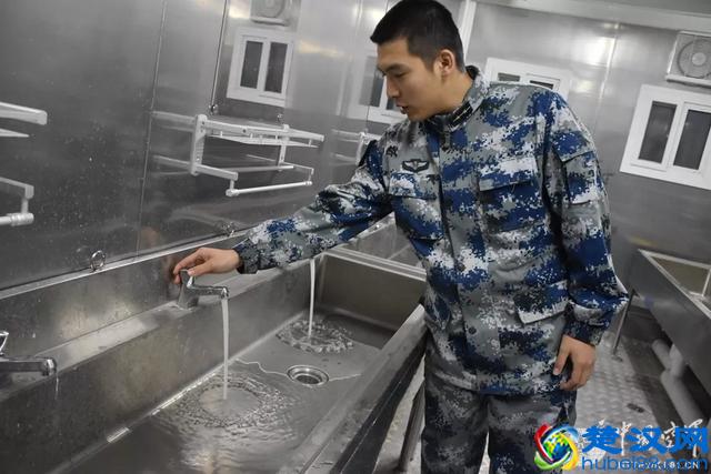 营房可移动！首批新型箱式组合板房在空军某机场投入使用