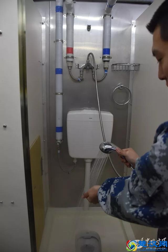 营房可移动！首批新型箱式组合板房在空军某机场投入使用