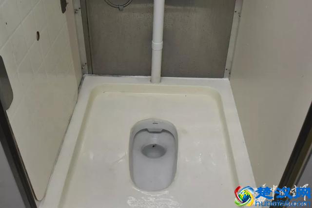 营房可移动！首批新型箱式组合板房在空军某机场投入使用