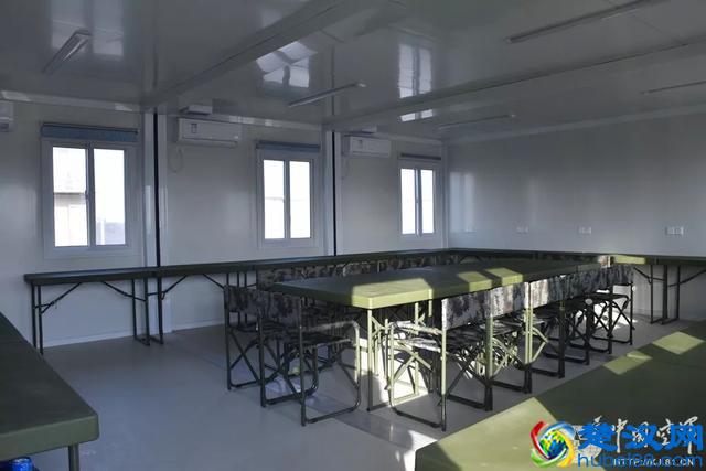 营房可移动！首批新型箱式组合板房在空军某机场投入使用
