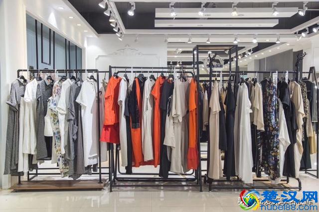 店铺服装货源怎么进？这三个要点综合考虑