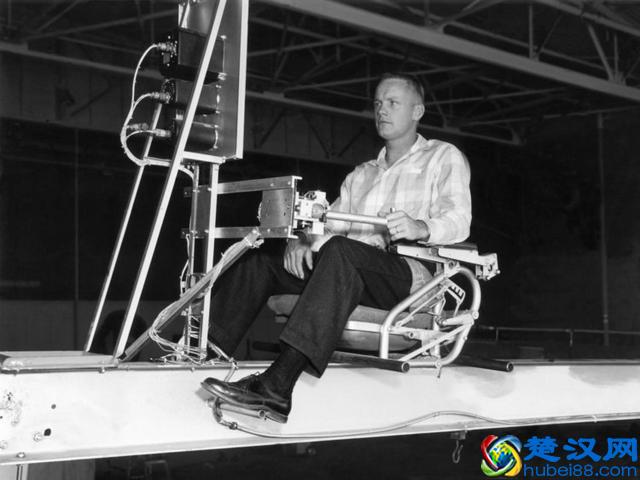 人类登月第一人：两次死里逃生，火箭发射11小时后幸运逃回地球