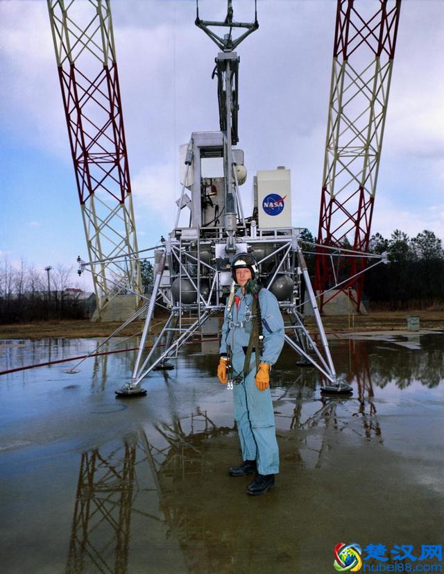 人类登月第一人：两次死里逃生，火箭发射11小时后幸运逃回地球