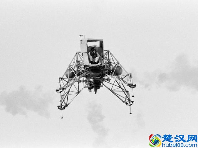 人类登月第一人：两次死里逃生，火箭发射11小时后幸运逃回地球