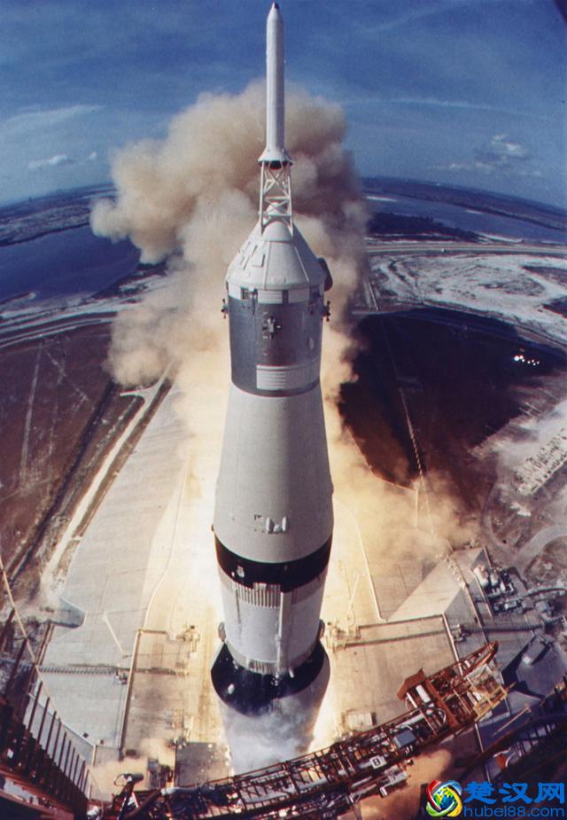 人类登月第一人：两次死里逃生，火箭发射11小时后幸运逃回地球