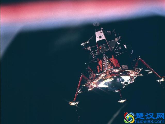 人类登月第一人：两次死里逃生，火箭发射11小时后幸运逃回地球