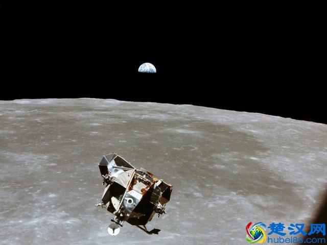 人类登月第一人：两次死里逃生，火箭发射11小时后幸运逃回地球