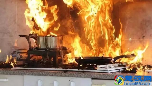 定期清理烟道管道｜别让自己的辛苦经营毁于一旦！