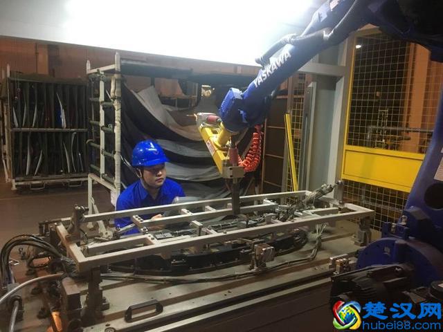 操作工业机器人成新兴职业，90后是主力军