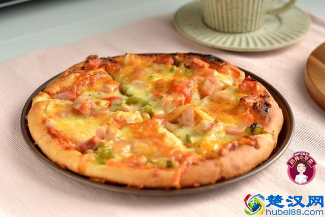 自己在家做披萨，饼皮酥脆嚓嚓响，揉面和铺料是好吃的关键！