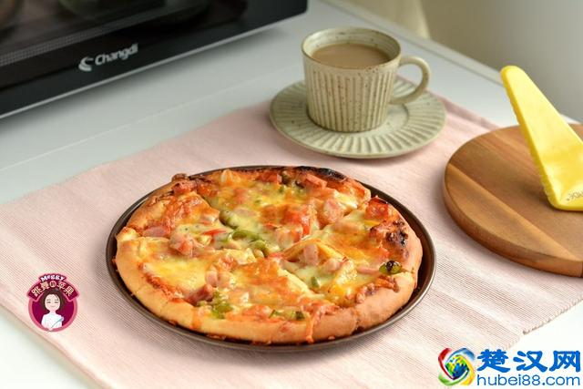 自己在家做披萨，饼皮酥脆嚓嚓响，揉面和铺料是好吃的关键！