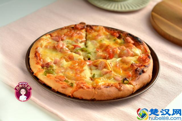 自己在家做披萨，饼皮酥脆嚓嚓响，揉面和铺料是好吃的关键！