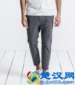 男生女生穿灰色裤子搭配什么颜色的上衣最好看