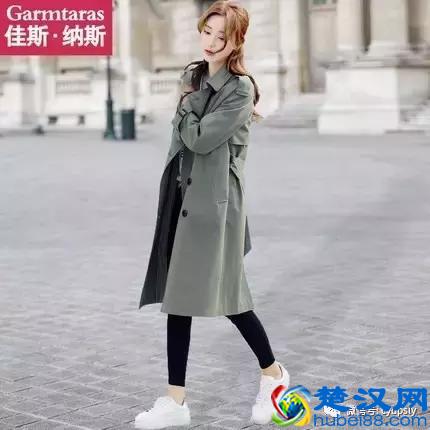 军绿色外套搭配好，知性又优雅！