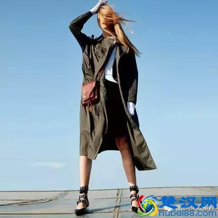 军绿色外套搭配好，知性又优雅！