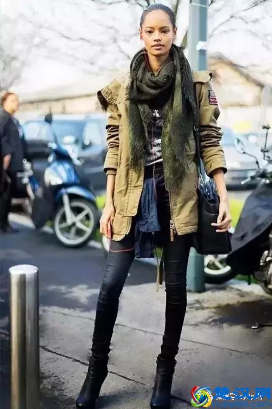 军绿色外套搭配好，知性又优雅！