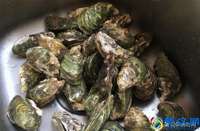 生蚝买回来该怎么吃？小哥手把手来教你“开生蚝”和“吃生蚝”