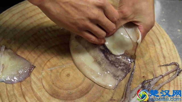 厨师长演示家常红烧鱿鱼做法，脆嫩无腥味，这做法简单又美味