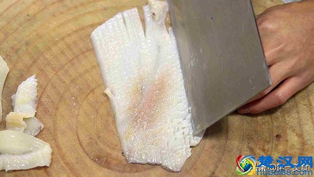 厨师长演示家常红烧鱿鱼做法，脆嫩无腥味，这做法简单又美味