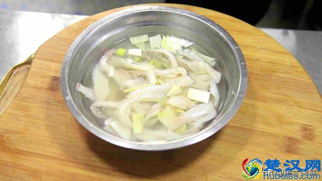 厨师长演示家常红烧鱿鱼做法，脆嫩无腥味，这做法简单又美味