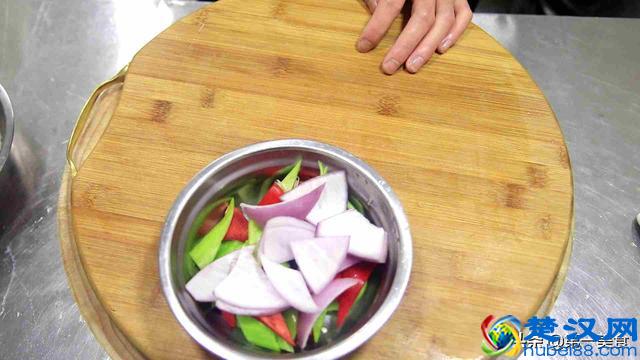 厨师长演示家常红烧鱿鱼做法，脆嫩无腥味，这做法简单又美味