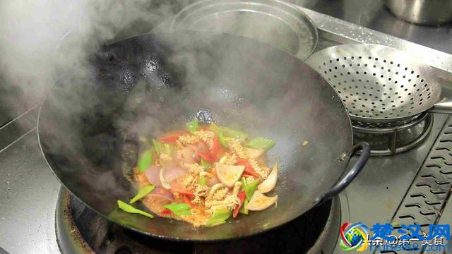 厨师长演示家常红烧鱿鱼做法，脆嫩无腥味，这做法简单又美味