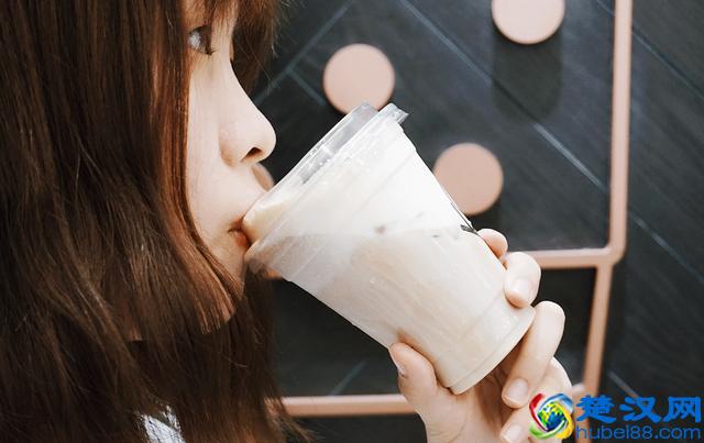 2019年，为什么网红奶茶店越来越火？