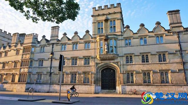 牛津大学是我见过的最美的校园，咱们一起在清晨走走吧